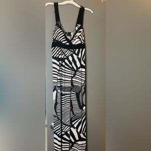 Black and white sexy maxi dress! Built in push up bra!
